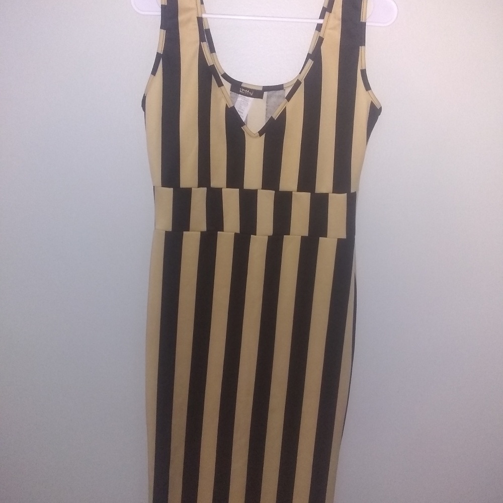 ✨NWOT Form fitting midi dress